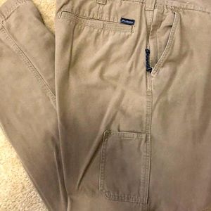 40/32 Columbia Khakis. With hidden zip pocket and outer utility pocket.